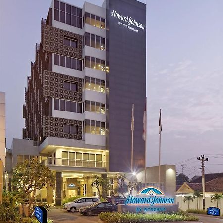 Howard Johnson By Wyndham Pekalongan Exterior foto