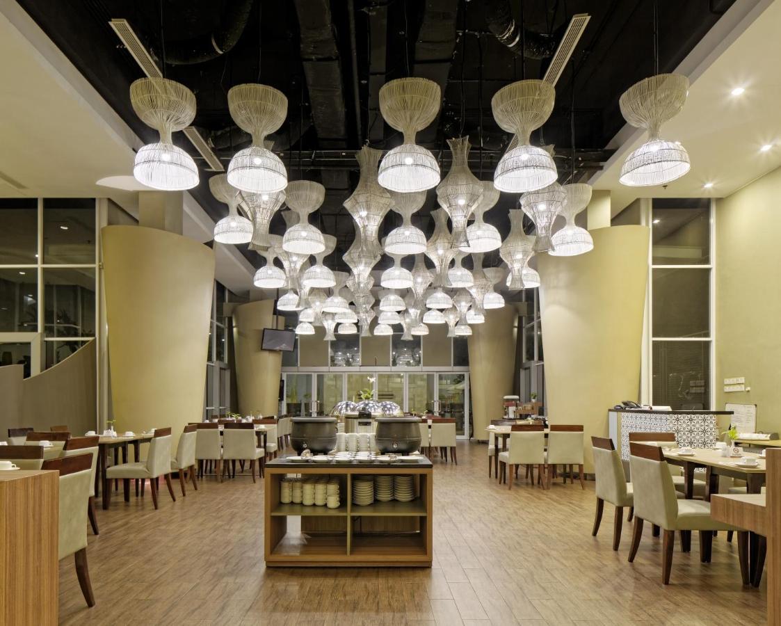 Howard Johnson By Wyndham Pekalongan Exterior foto