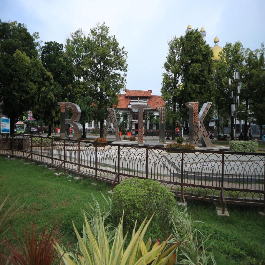 Howard Johnson By Wyndham Pekalongan Exterior foto