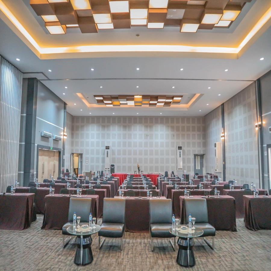 Howard Johnson By Wyndham Pekalongan Exterior foto
