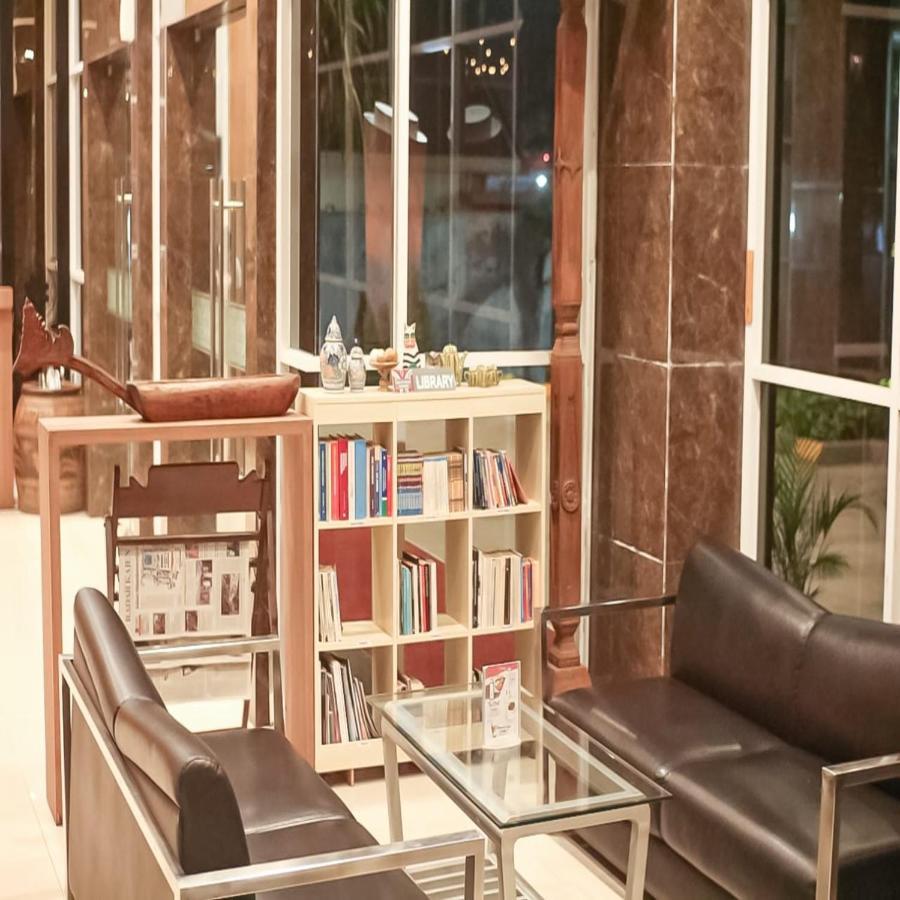 Howard Johnson By Wyndham Pekalongan Exterior foto