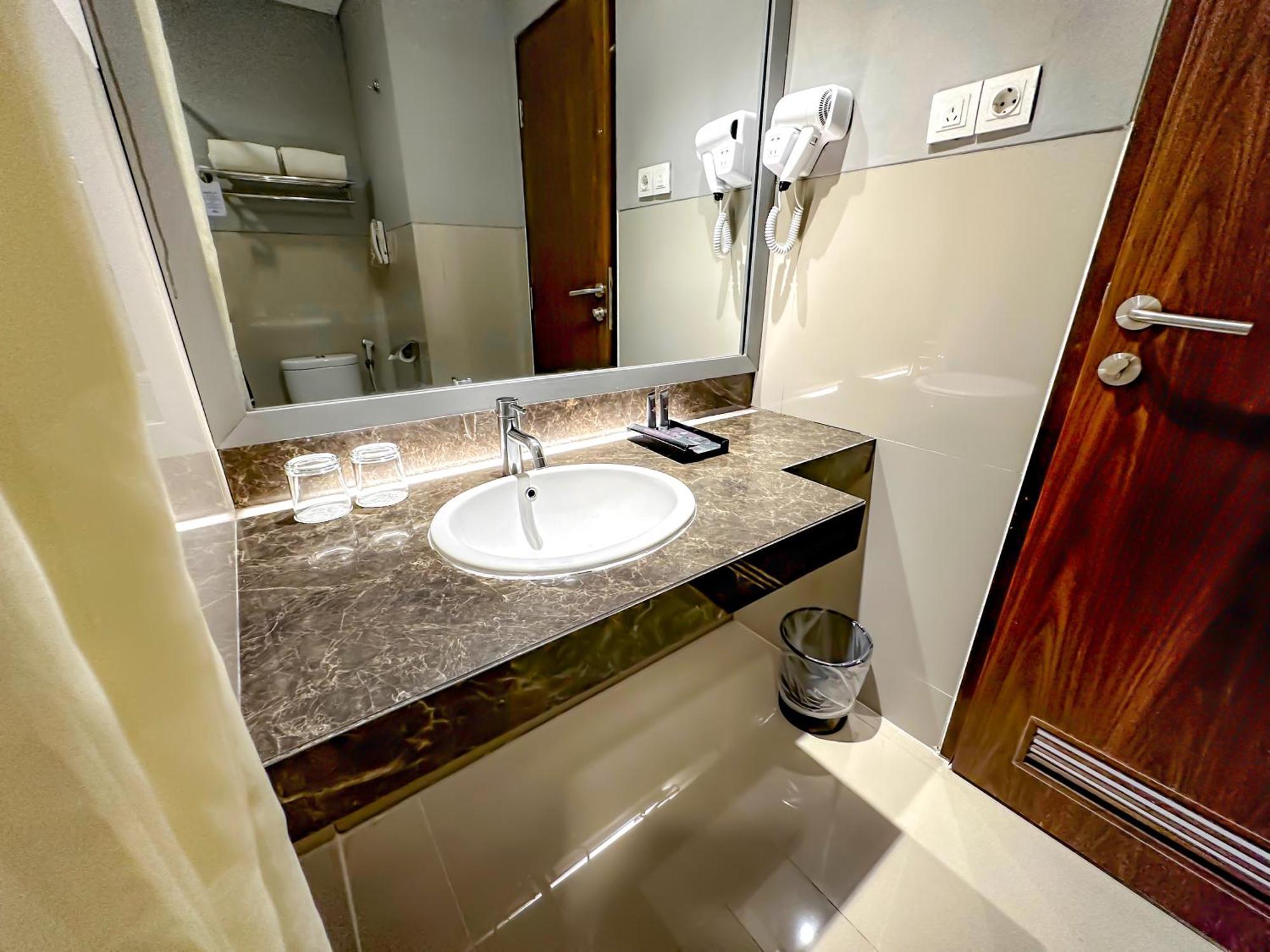 Howard Johnson By Wyndham Pekalongan Exterior foto