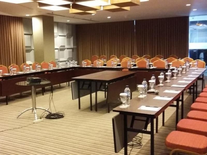 Howard Johnson By Wyndham Pekalongan Exterior foto