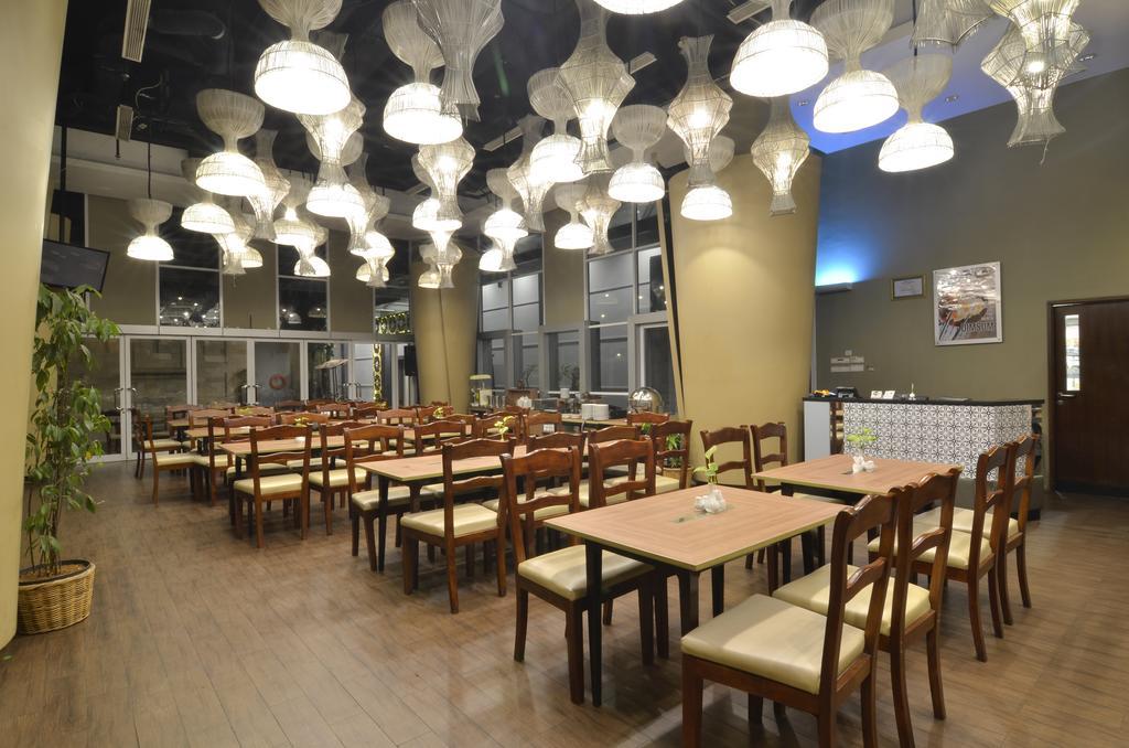 Howard Johnson By Wyndham Pekalongan Exterior foto