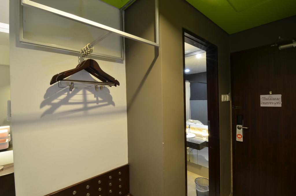 Howard Johnson By Wyndham Pekalongan Exterior foto