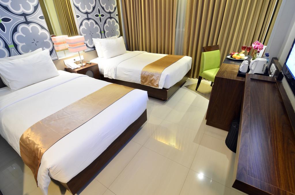 Howard Johnson By Wyndham Pekalongan Exterior foto
