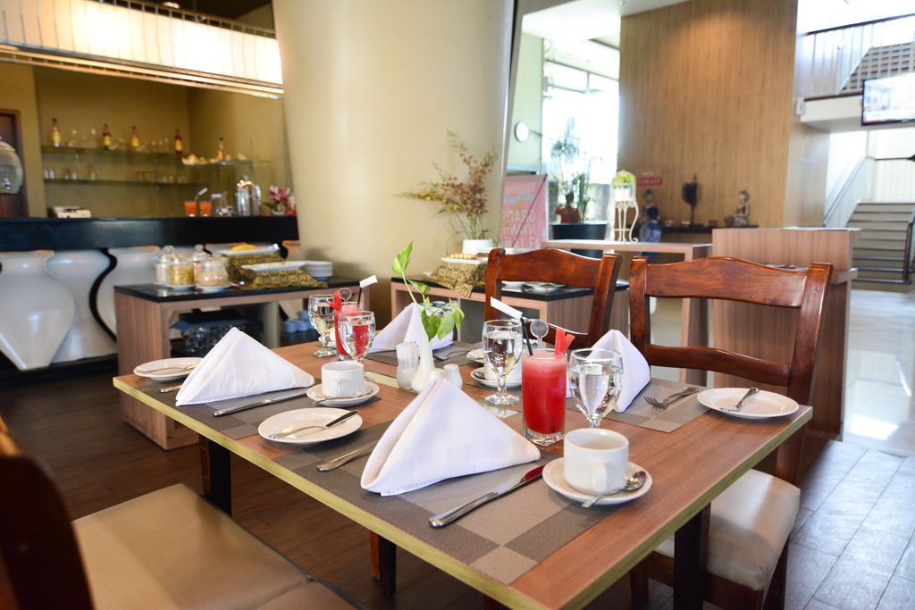 Howard Johnson By Wyndham Pekalongan Exterior foto