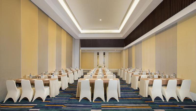 Howard Johnson By Wyndham Pekalongan Exterior foto